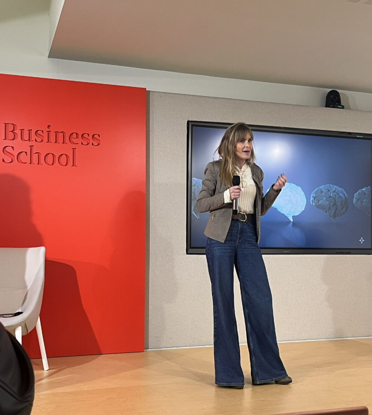 Carla hablando sobre IA, energía y liderazgo en Formación, talento y liderazgo.