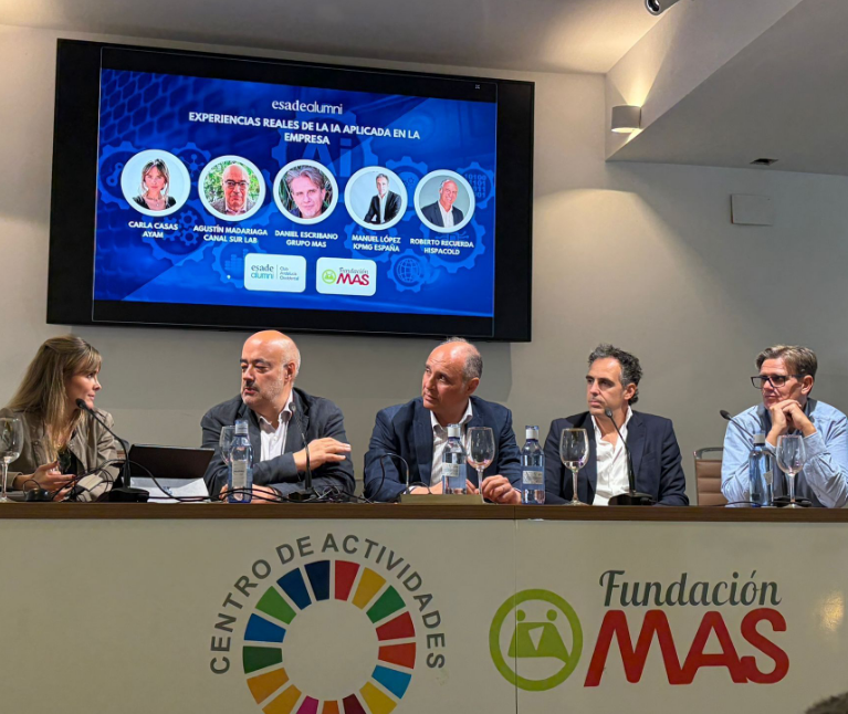 Carla en una mesa redonda sobre IA aplicada a las empresas en un encuentro de ESADE Alumni en Sevilla.