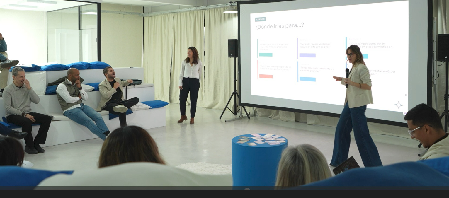 Carla Casas Diego facilitando un taller con el equipo de SKYMEDIC
